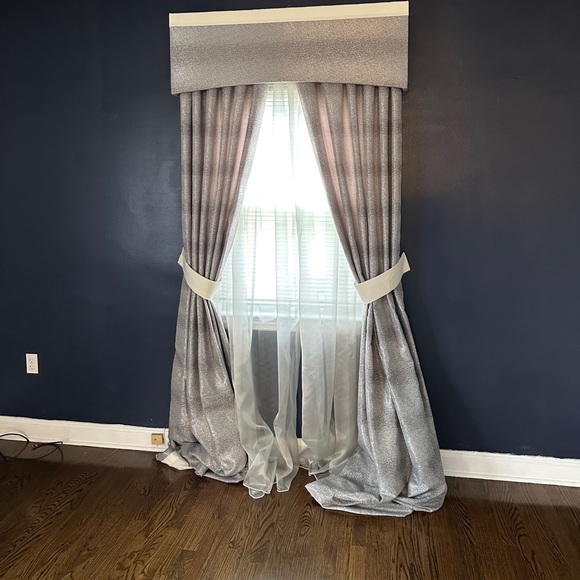 Silver curtains - Picture 2 of 8